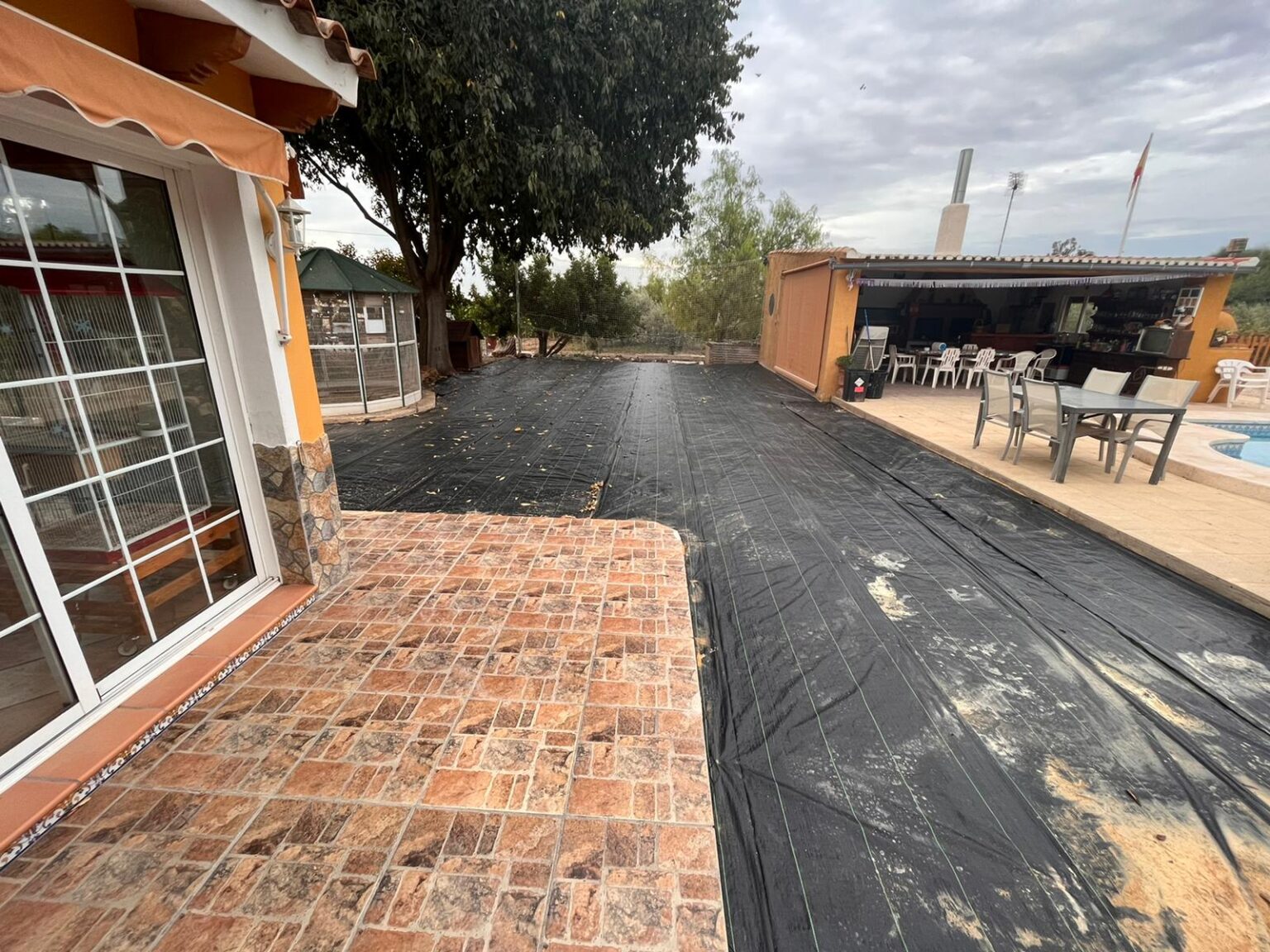 Limpieza y puesta a punto de jardines privados antes del verano en Moraira